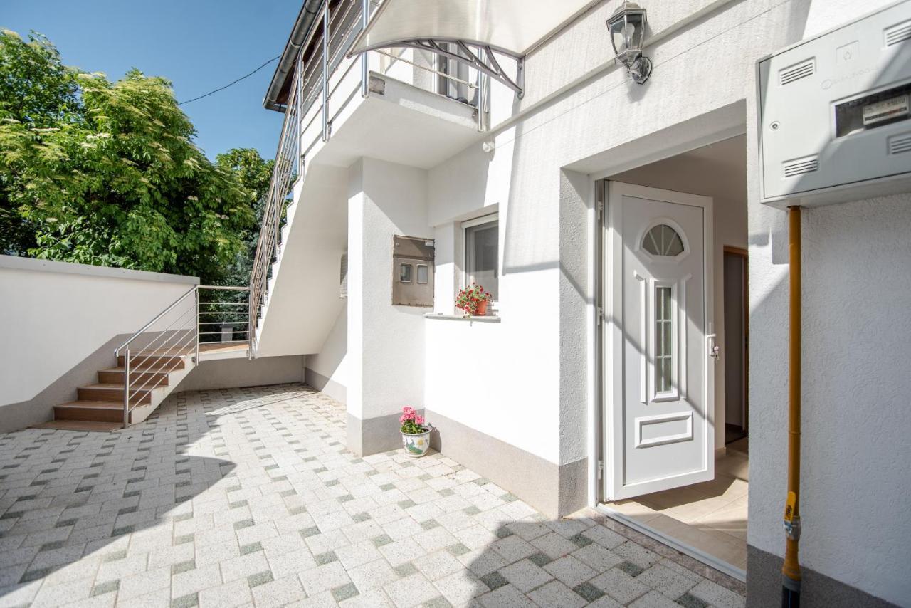 Apartman Mira SJJ Esterno foto