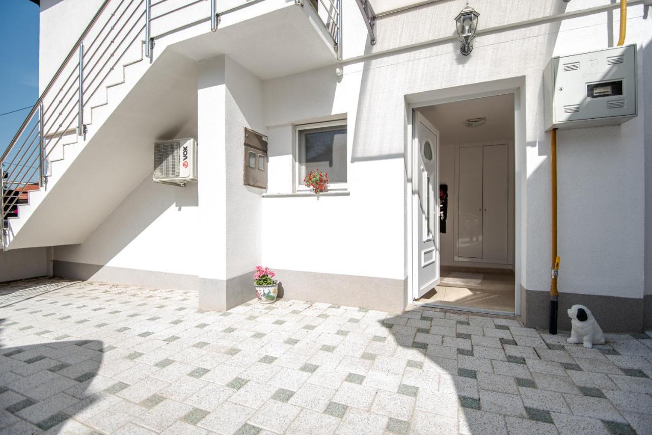 Apartman Mira SJJ Esterno foto